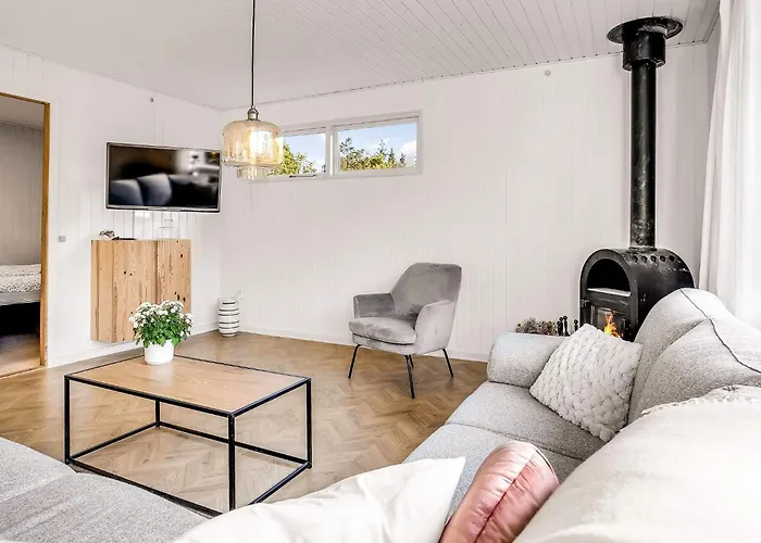 6 Person In Vaeggerlose Vakantiehuis Bøtø By